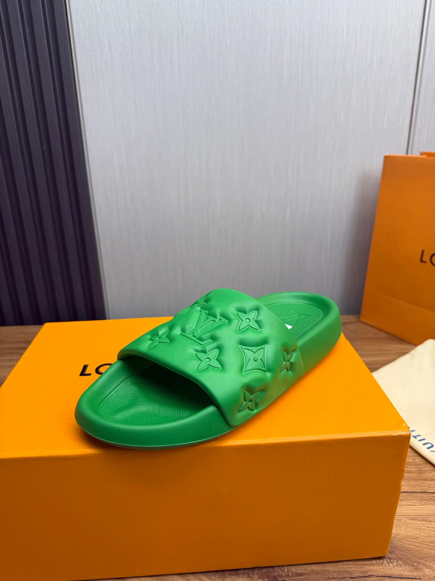 Men's shoes 💰260💰 ▪️LV's popular Little Red Book popular slippers hot sale: 1 shipment✅ Super textured and comfortable slippers, original TPU outsole. Authentic counter box drawer box packaging 🎁Size 38-45